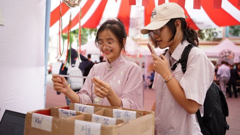 把中越友好的接力棒接过来、传下去